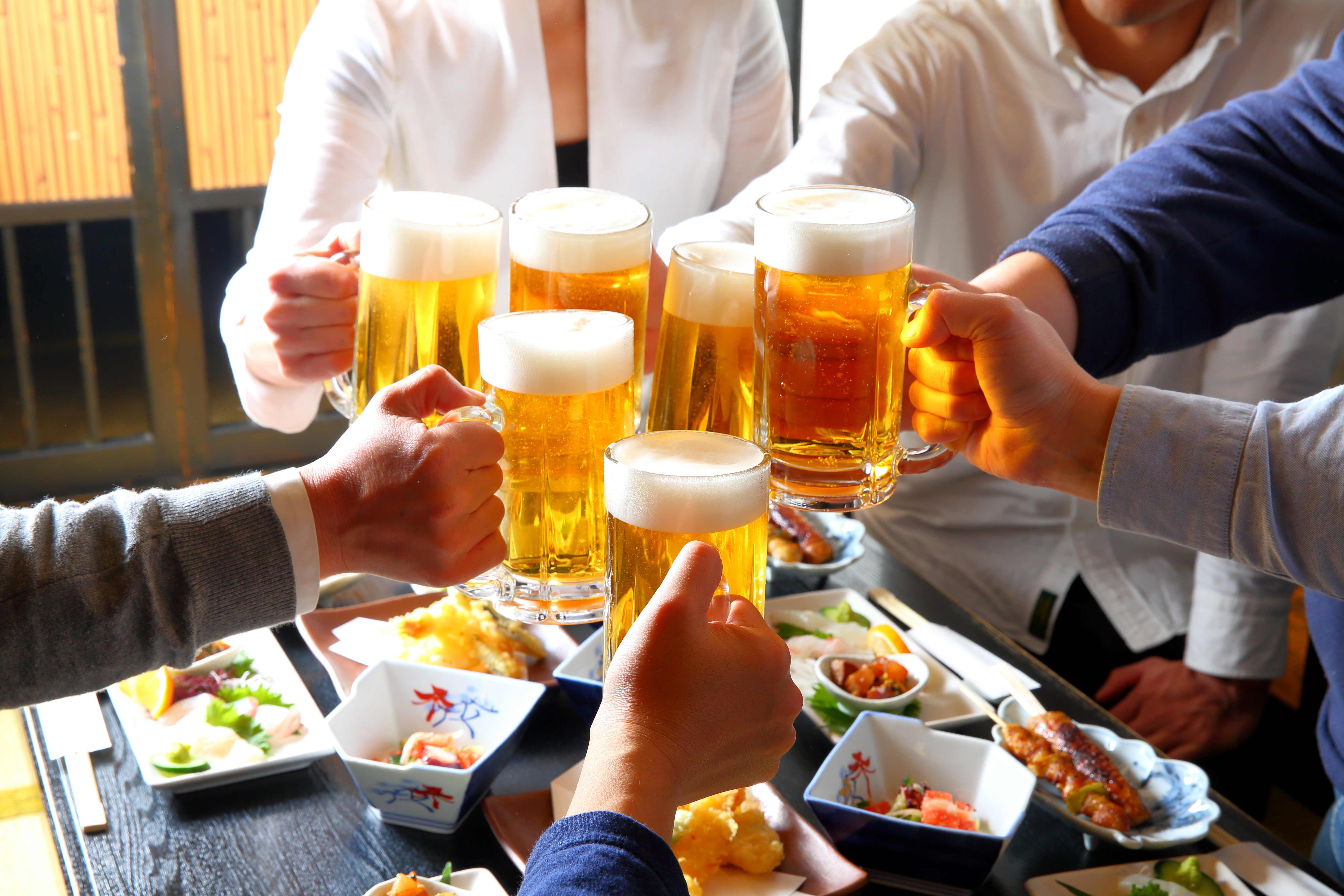 ビールのグラスで乾杯する参加者