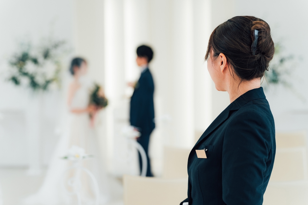 結婚式会場で進行を確認するスタッフ