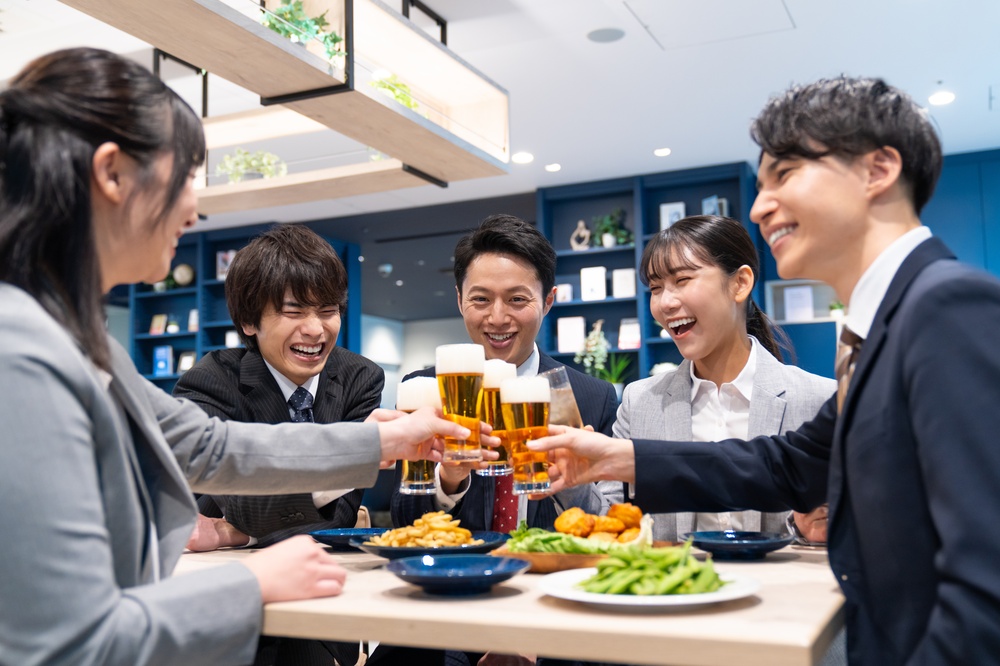 懇親会で乾杯をする参加者の様子